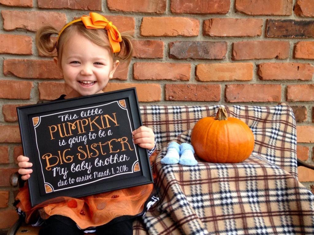 Cute and Festive Fall Pregnancy Announcement Ideas | Pregnancy